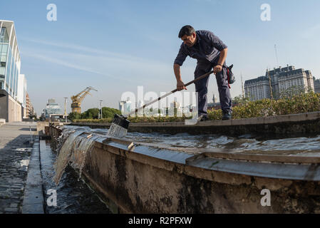 Buenos Aires, Argentina - 4 Maggio 2016: un uomo al lavoro e la pulizia di spazi pubblici in Buenos Aires. Foto Stock