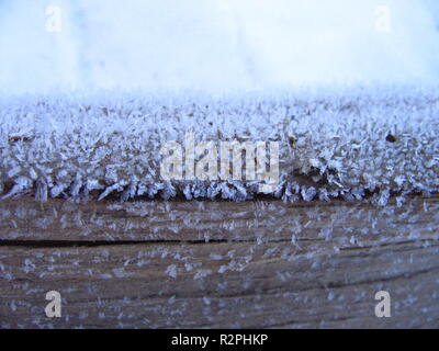 Legno e cristalli di ghiaccio Foto Stock