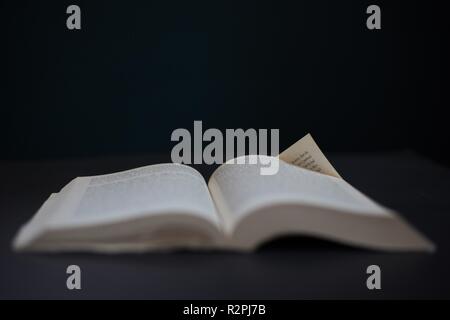 Un libro con un cane-eared pagina. Foto Stock