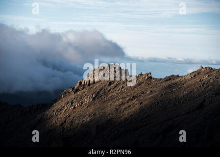 Il Monte Ruapehu, Nuova Zelanda. Ultima luce che cade sul costone roccioso Foto Stock