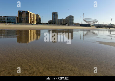 Matosinhos, Portogallo - 26 Novembre 2015: parte sudoccidentale della graziosa città di Matosinhos, una città di Porto, Portogallo, che si riflette nel suo mare spiaggia du Foto Stock