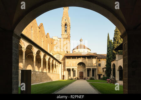 Firenze, Basilica di Santa Croce, il cortile Foto Stock