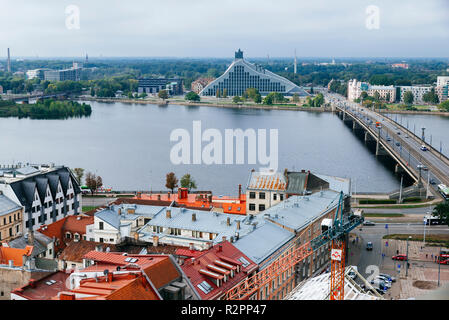 Riga città vecchia dalla Chiesa di San Pietro. Le due sponde del fiume Daugava, Lettonia, Paesi baltici, Europa. Foto Stock