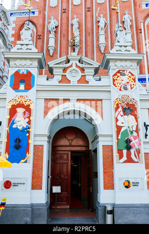 Dettaglio. Casa delle Teste Nere è un edificio situato nella città vecchia di Riga. L'edificio originale fu costruito durante il primo terzo del XIV C Foto Stock