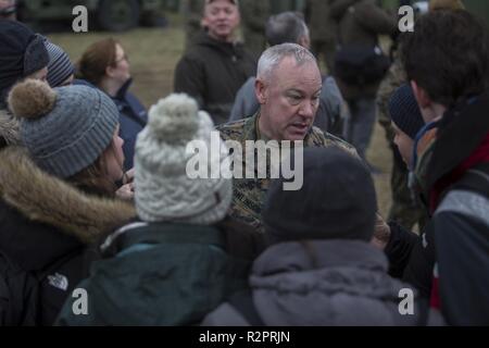 Stati Uniti Navy Cmdr. Michael L. Tomlinson, la divisione cappellano in avanti con la seconda divisione Marine, parla al personale dei media durante l'esercizio Trident frangente 18 mentre sul gruppo tattico zona Voll, Norvegia, il 31 ottobre 2018. Trident frangente 18 dimostra II Marine Expeditionary costringe la possibilità di distribuire, impiegano, e ridistribuire il Marine Air-Ground Task Force migliorando al contempo l'interoperabilità con gli alleati e partner. Foto Stock