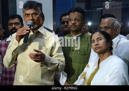 Quella di Howrah, India. Xix Nov, 2018. Andhra Pradesh Chief Minister Chandrababu Naidu (sinistra) incontra il Bengala Occidentale Chief Minister Mamata Banerjee (a destra) al segretariato di Stato Nabanna edificio in quella di Howrah. Credito: Saikat Paolo/Pacific Press/Alamy Live News Foto Stock