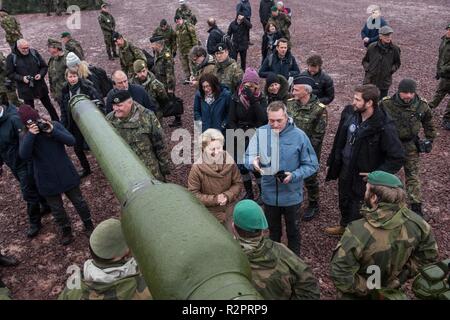 Ministro della Difesa tedesco, Ursula von der Leyen ha visitato il molto alta disponibilità Joint Task Force di oggi, a cui la Germania è il principale finanziatore. Durante l'esercizio Trident frangente saranno certificate per la Forza di risposta della NATO 2019. Con circa 50.000 personale partecipante in Trident frangente 2018, è uno dei più grandi esercitazioni NATO negli ultimi anni. Circa 250 velivoli, 65 navi e più di 10.000 veicoli sono coinvolti nell'esercizio in Norvegia. Foto Stock