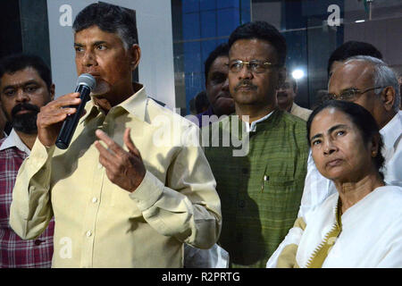 Quella di Howrah, India. Xix Nov, 2018. Andhra Pradesh Chief Minister Chandrababu Naidu (sinistra) incontra il Bengala Occidentale Chief Minister Mamata Banerjee (a destra) al segretariato di Stato Nabanna edificio in quella di Howrah. Credito: Saikat Paolo/Pacific Press/Alamy Live News Foto Stock