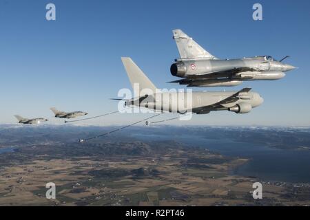 Due PA 200 Tornado della forza aerea italiana e una Mirage 2000 del francese Air Force ottenere pronto ad essere riforniti da un italiano KC767 tanker in spazio aereo norvegese durante l'esercizio Trident frangente 2018 Con circa 50.000 personale partecipante in Trident frangente 2018, è uno dei più grandi esercitazioni NATO negli ultimi anni. Circa 250 velivoli, 65 navi e più di 10.000 veicoli sono coinvolti nell'esercizio in Norvegia. Foto Stock