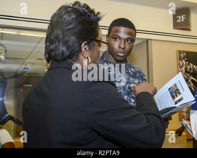 La Tidewater Community College rappresentante condivide le informazioni con una fiera di istruzione partecipante. Foto Stock