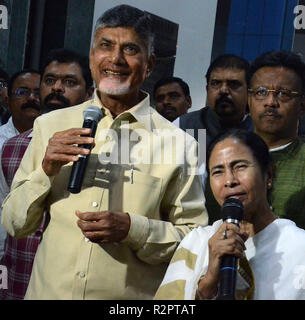 Quella di Howrah, India. Xix Nov, 2018. Andhra Pradesh Chief Minister Chandrababu Naidu (sinistra) incontra il Bengala Occidentale Chief Minister Mamata Banerjee (a destra) al segretariato di Stato Nabanna edificio in quella di Howrah. Credito: Saikat Paolo/Pacific Press/Alamy Live News Foto Stock