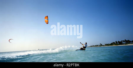 L'uomo kite surf in acque tropicali Foto Stock