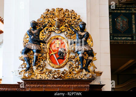 San Maurizio, patrona della Confraternita delle Teste Nere, sulla navata centrale del Duomo di Riga. Cattedrale di Riga è la evangelica cattedrale luterana. Il Foto Stock