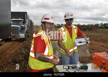 Dominic Amaral, una garanzia di qualità specialista, Dal Distretto di St. Louis (sinistra) e Ojukwu Ike, una garanzia di qualità specialista, anche dal Distretto di St. Louis certificare carichi di camion di ritorno dalla raccolta di detriti. Gli Stati Uniti Esercito di ingegneri lungo con funzionari di governo locali, ha iniziato la rimozione dei detriti attività in Georgia, sotto la direzione della Georgia per la gestione di interventi di emergenza e Homeland Security Agency (GEMA/HS) federale e di gestione di emergenza agenzie (FEMA) come parte del FEMA detriti assegnazione di missione. Per i prossimi mesi i detriti saranno prelevati dai contraenti operat Foto Stock