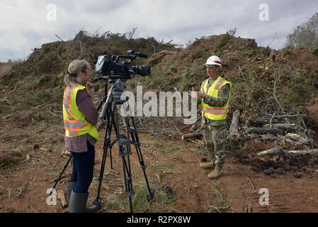 Esercito Lt. Col. Stephen Peterson, Vice District ingegnere, dal distretto di Savannah (a destra) è intervistato da Kailey McCarthy, un reporter news, con Fox 31 in Albany, Ga. Gli Stati Uniti Esercito di ingegneri lungo con funzionari di governo locali, ha iniziato la rimozione dei detriti attività in Georgia, sotto la direzione della Georgia per la gestione di interventi di emergenza e Homeland Security Agency (GEMA/HS) federale e di gestione di emergenza agenzie (FEMA) come parte del FEMA detriti assegnazione di missione. I detriti saranno prelevati dai contraenti che operano sotto la direzione del Corpo degli Ingegneri, GEMA/HS e FEMA. C Foto Stock