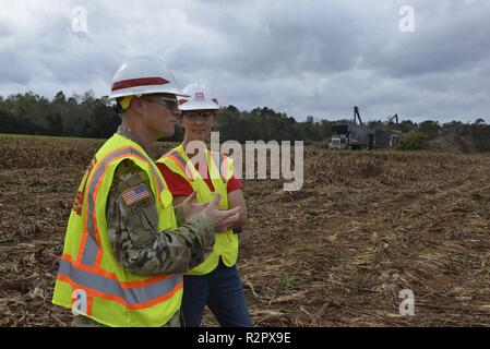 Lt. Col. Stephen Peterson, Vice District ingegnere, Distretto di Savannah, colloqui con Leah Peterson, (destra) residente ingegnere, per l'Albany team di detriti, dal distretto di Sacramento discutere i percorsi del carrello e formazioni in corrispondenza di un sito di detriti in Lee County. Foto Stock