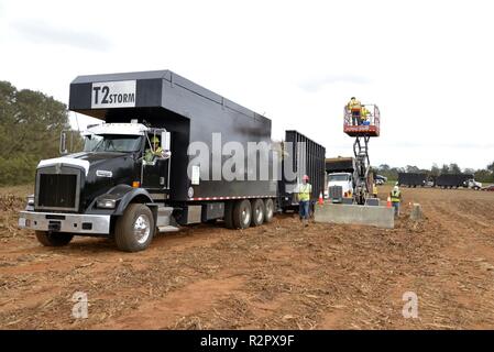 Testa di camion per i detriti sito di smaltimento dopo aver certificato carichi e controllato in Leesburg, Ga. Gli Stati Uniti Esercito di ingegneri lungo con funzionari di governo locali, ha iniziato la rimozione dei detriti attività in Georgia, sotto la direzione della Georgia per la gestione di interventi di emergenza e Homeland Security Agency (GEMA/HS) federale e di gestione di emergenza agenzie (FEMA) come parte del FEMA detriti assegnazione di missione. La prima retata ha iniziato il 31 ottobre 2018, nella contea di Lee nei pressi della città di Leesburg. Per i prossimi mesi i detriti saranno prelevati dai contraenti che operano sotto la direzione del corpo di Foto Stock