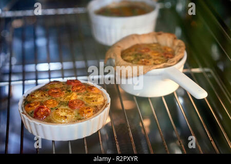 Preparazione di mini-torte, crostate al forno Foto Stock