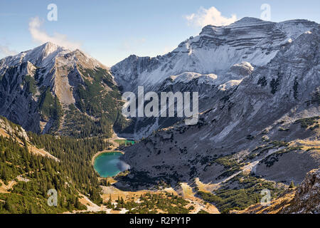 Vista di Soiern Cirque con Soiernseen laghi e Picco Soiernspitze nonché Soiernhaus Alpine Club Hut dal picco Schöttelkarspitze Foto Stock