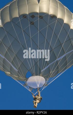Un paracadutista assegnato alla quarta brigata di fanteria combattere Team (airborne), XXV divisione di fanteria, U.S. Esercito di Alaska, si prepara a terra mentre si conduce un'operazione aerea Malemute sulla zona di caduta sulla giunzione base Elmendorf-Richardson, Alaska, nov. 1, 2018. I soldati sono parte di un gruppo di aerei con la possibilità di implementare rapidamente in tutto il mondo e sono addestrati per condurre operazioni militari in condizioni di austera. Foto Stock