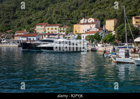 Ancoraggio di barche nel porto di Valun, isola di Cres, baia di Kvarner, Croazia Foto Stock