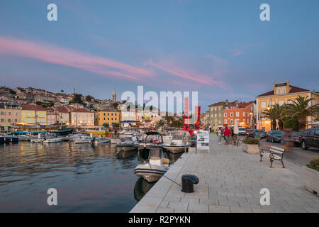 Atmosfera serale, lungomare del porto di Mali Losinj, isola di Losinj, baia di Kvarner, Croazia Foto Stock