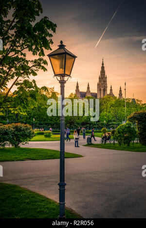 Europa Austria, Vienna Innere Stadt Distretto, centro citta', parco Volksgarten, Municipio Foto Stock