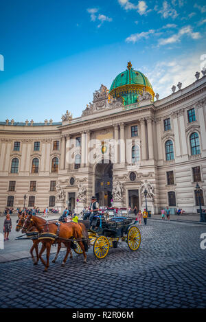 Europa Austria, Vienna Innere Stadt Distretto, centro, piazza Michaelerplatz, il Palazzo di Hofburg Foto Stock