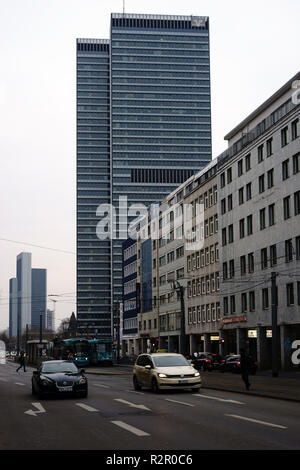 Francoforte sul Meno, alti edifici moderni, Volksbank torre e gli alberghi lungo la Mainzer Landstraße Foto Stock