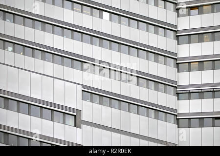 Moderna facciata di un edificio per uffici con file di windows Foto Stock