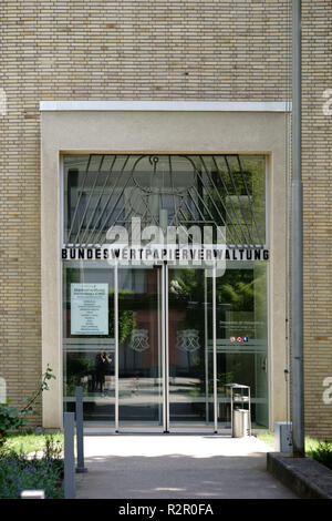 Ingresso alla ex "Bundeswertpapierverwaltung' edificio, un'autorità federale sotto il ministero federale delle finanze, Bad Homburg vor der Höhe Foto Stock