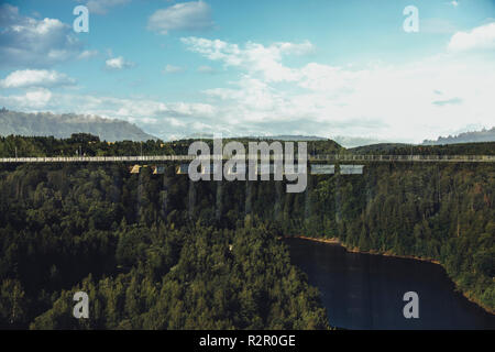 Titan RT, uno dei la più lunga del mondo ponti di sospensione per i pedoni, Rappbode Dam, Montagne Harz Foto Stock
