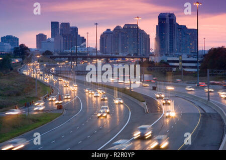 America del nord, Canada Ontario, Toronto, traffico su autostrada 401 al tramonto, una delle strade più trafficate nel mondo Foto Stock