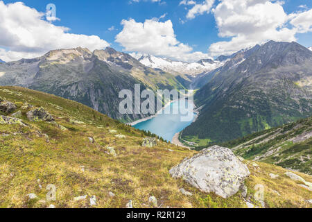 Schlegeis Strausee visto da vicino il rifugio Olperer, Alpi della Zillertal, Tirolo, Schwaz District, Austria Foto Stock