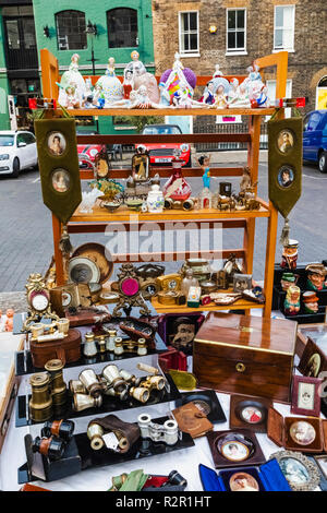 Inghilterra, Londra, Bermondsey, Bermondsey Square, Bermondsey mercatino di Antiquariato, antiquariato Display di stallo Foto Stock