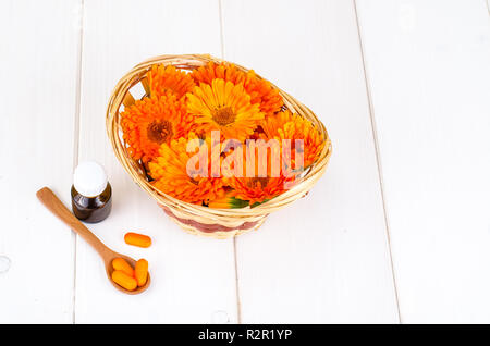 Preparazioni medicinali a base di erbe officinali. Fiori di calendula calendula. Foto Studio Foto Stock