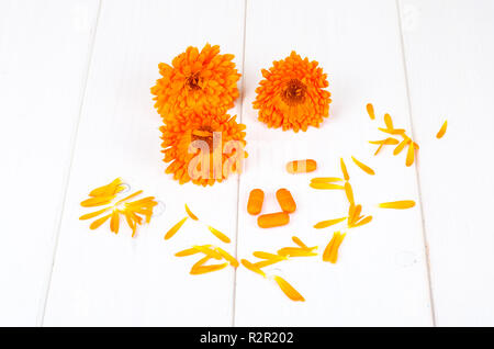 Preparazioni medicinali a base di erbe officinali. Fiori di calendula calendula. Foto Studio Foto Stock