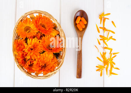 Preparazioni medicinali a base di erbe officinali. Fiori di calendula calendula. Foto Studio Foto Stock