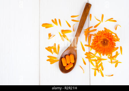 Preparazioni medicinali a base di erbe officinali. Fiori di calendula calendula. Foto Studio Foto Stock