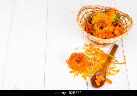 Preparazioni medicinali a base di erbe officinali. Fiori di calendula calendula. Foto Studio Foto Stock