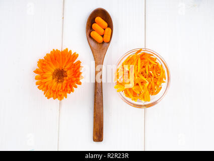 Preparazioni medicinali a base di erbe officinali. Fiori di calendula calendula. Foto Studio Foto Stock