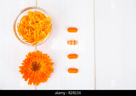 Preparazioni medicinali a base di erbe officinali. Fiori di calendula calendula. Foto Studio Foto Stock