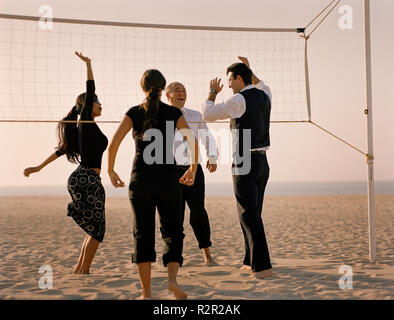 La gente di affari a giocare pallavolo Foto Stock