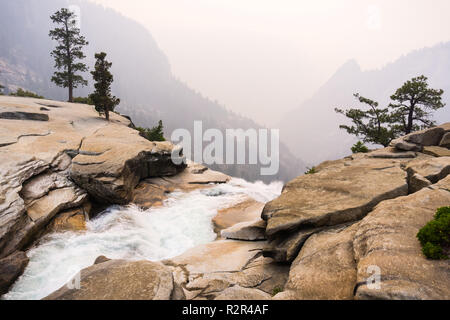 La vista dalla cima del Nevada Falls, fumo proveniente dal fuoco Ferguson visibile in background; il Parco Nazionale di Yosemite in California Foto Stock