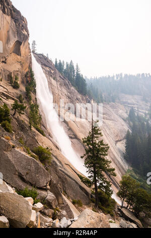 Vista laterale del Nevada Falls; il fumo dal fuoco Ferguson che copre il cielo, il Parco Nazionale Yosemite in California Foto Stock