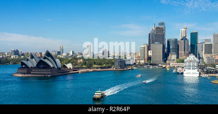 Royal class Majestic Princess nave da crociera attraccata al Circular Quay Porto di Sydney Opera House di Sydney Sydney CBD skyline NSW Australia. Foto Stock