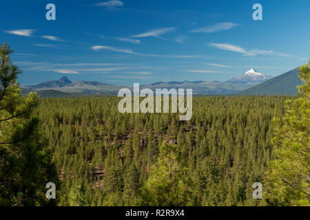 Oregon di tre dita Jack, un tappo di lava (sinistra) e il Monte Jefferson, uno stratovulcano (destra) come si vede dai tre insenature area vicino alle sorelle, Oregon Foto Stock