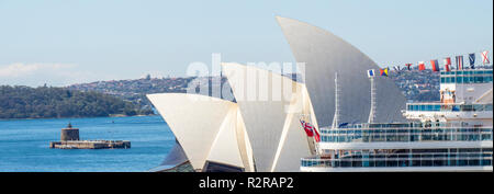 Royal class nave da crociera maestoso principessa, Sydney Opera House Fort Denison Pinchgut sull isola di Sydney e il Sydney Harbour NSW Australia. Foto Stock