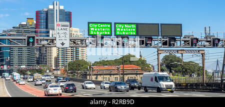 Il traffico su Cahill Expressway oltre il Ponte del Porto di Sydney Sydney NSW Australia. Foto Stock