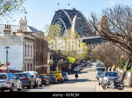 Persona che cammina sui bassi Fort Street nel punto mugnai, Sydney Harboiur Bridge, Sydney NSW Australia. Foto Stock